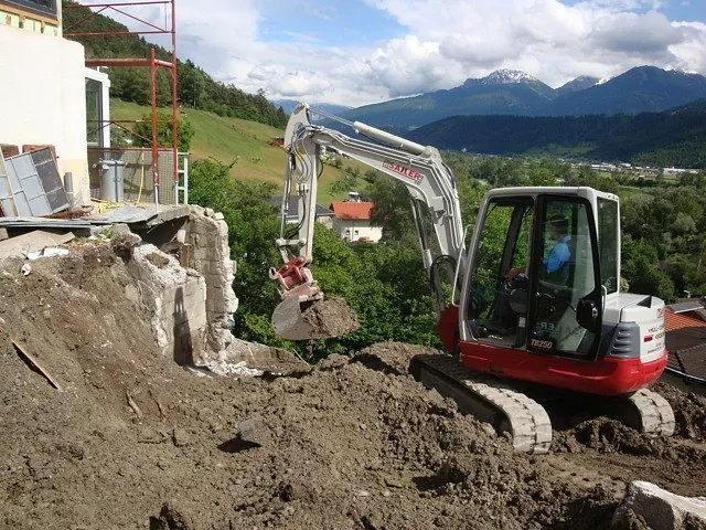 Bagger bei Erdbauarbeiten in Zirl in Tirol 